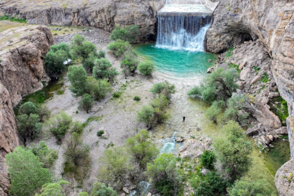 Vanda sıcaktan bunalan vatandaşlar yapay şelale ile serinledi