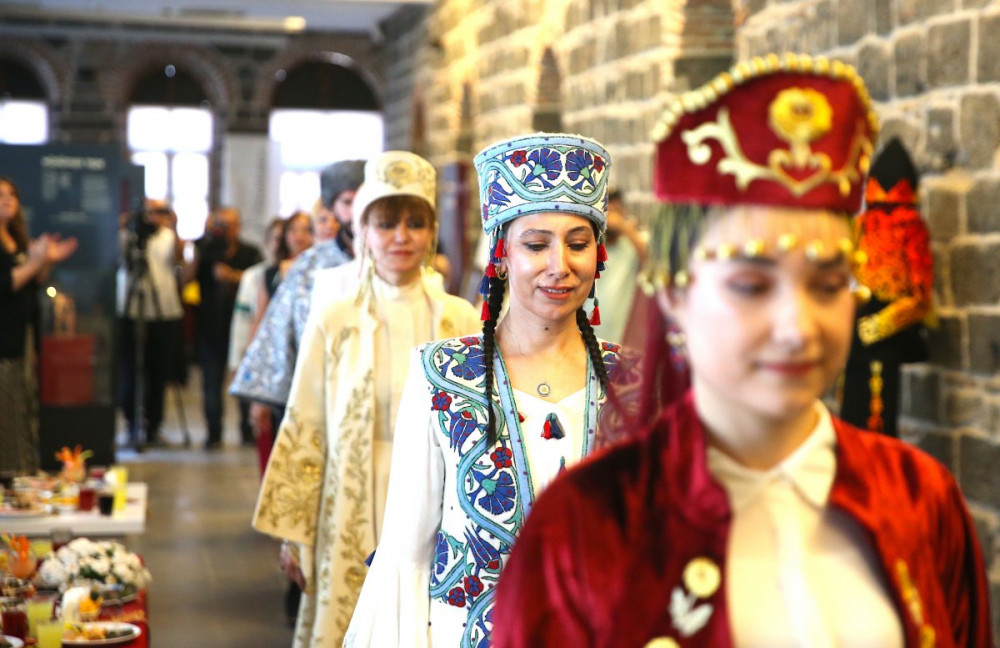  Diyarbakır Arkeoloji Müzesinde Beşi Bir Yerde defilesi yapııldı