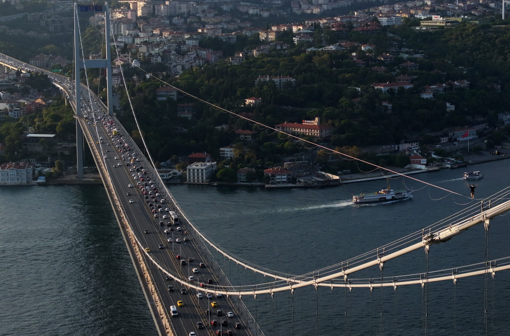 Asya kıtasından Avrupa kıtasına ip üstünde yürüyerek geçti